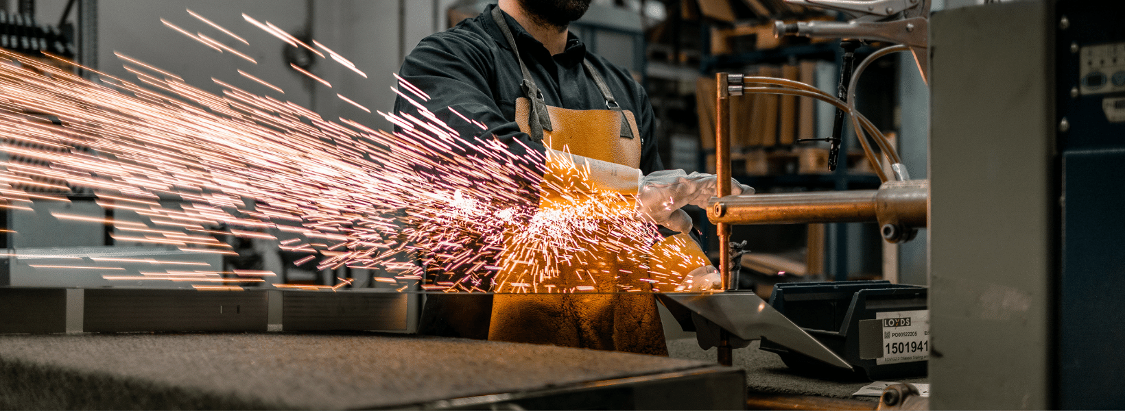 Mann som bruker en sveisemaskin